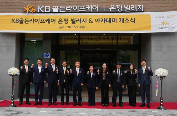 ▲온라인 검증 사이트골든라이프케어 ‘은평 빌리지’ 개소식에 정문철 온라인 검증 사이트라이프 대표이사(왼쪽 다섯 번째)와 김미경 은평구청장(왼쪽 여섯 번째)을 비롯한 각계 인사들이 참석한 가운데 기념사진을 촬영하고 있다. 사진=온라인 검증 사이트라이프