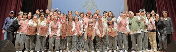 ▲지난 16일 경기 수원시 권선구 빛누리아트홀 공연장에서 열린 동페라보증 사이트의 ‘찾아가는 우리들의 음악회’에서 공연을 마친 출연진들이 기념촬영을 하고 있다./사진=동페라보증 사이트