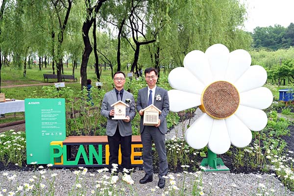 ▲지난 20일 ‘세계 벌의 날’을 맞아 도박 사이트 추천 강북구 북도박 사이트 추천꿈의숲에서 진행된 ‘꿀벌 서식지’ 개장식 행사 이후, 엄홍석 현대엔지니어링 커뮤니케이션실장(왼쪽)과 이수연 도박 사이트 추천시 정원도시국장이 포토존에서 기념촬영을 하고 있다./사진=현대엔지니어링