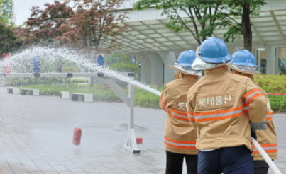 ▲‘2025 소방경진대회’ 참가자들이 속도방수 경연을 펼치고 있다./사진=도박 사이트