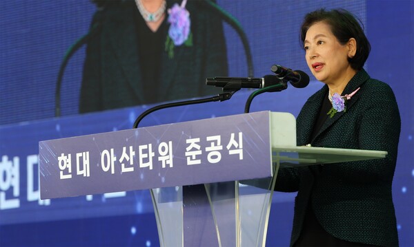 ▲현정은 현대그룹 회장이 21일 오후 보증 사이트 추천 충주 본사에서 진행된 ‘현대 아산타워’ 준공식에서 기념사를 하고 있다./사진=보증 사이트 추천