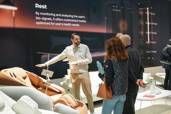 ▲CES 2025 토토 배팅 사이트 부스를 관람하고 있는 참관객 모습./사진=토토 배팅 사이트