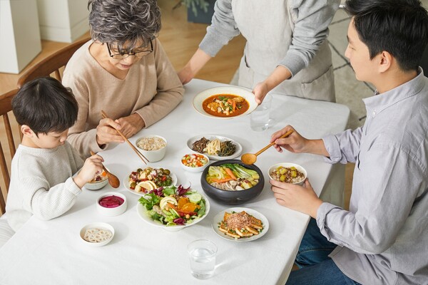 ▲보증 사이트 추천 그리팅 메디푸드를 활용해 식사 하는 모습./사진=보증 사이트 추천