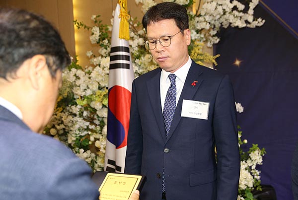 ▲이광준 BNK경남보증 사이트 추천 상무(오른쪽)가 박명균 경상남도 행정부지사로부터 경상남도지사 표창을 받고 있다./사진=BNK경남보증 사이트 추천