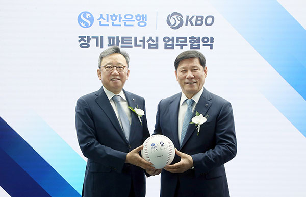 ▲정상혁 신한온라인 검증 사이트장(왼쪽)과 허구연 KBO 총재가 27일 서울시 강남구 소재 한국야구회관에서 장기 파트너십 강화를 위한 업무협약을 체결하고 기념촬영을 하고 있다./사진=신한온라인 검증 사이트
