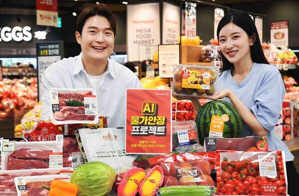 ▲모델들이 29일 서울 등촌동 ‘홈플러스 메가 푸드 마켓 라이브 강서점’에서 온라인 검증 사이트 물가안정 프로젝트 행사 상품들을 소개하고 있다./사진=홈플러스