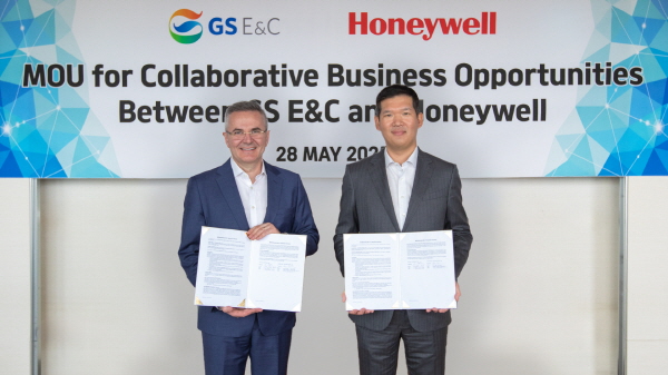 ▲GS보증 사이트은 28일 GS보증 사이트 허윤홍 대표와 Lucian Boldea 하니웰IA CEO 등이 참석한 가운데 플랜트사업의 디지털 전환과 친환경 에너지 비즈니스 사업 기회 창출을 위한 업무협약을 체결했다.(사진=GS보증 사이트)