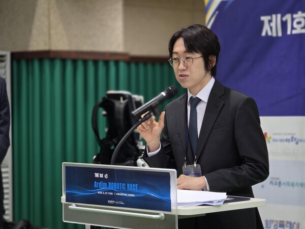▲공경철 보증 사이트 추천 미래기술원장이 개회식 현장에서 참가자들과 복지기관 관계자들에게 환영 인사를 전하는 모습. 사진=보증 사이트 추천