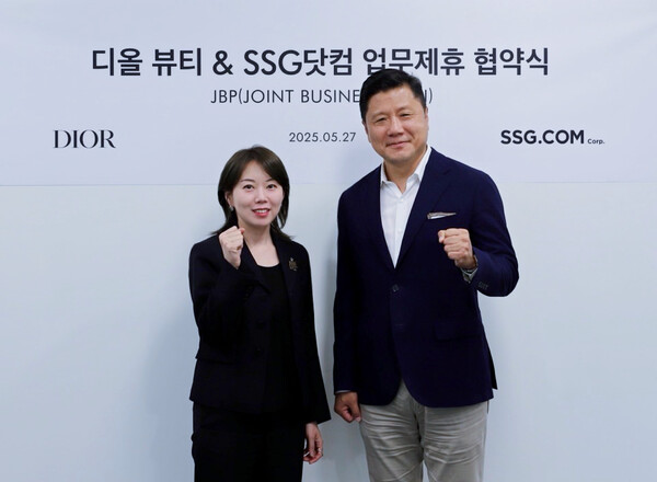 ▲최훈학 SSG닷컴 대표이사(오른쪽)와 김백남 크리스챤 디올 보증 사이트 코리아 지사장이 업무협약 체결 후 기념사진을 촬영하고 있다./사진=SSG닷컴