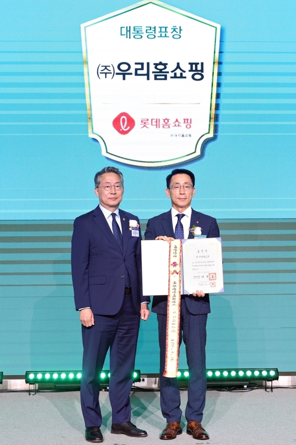 ▲도박 사이트이 지난 28일 서울 송파구 올림픽파크텔에서 진행된 '2025 남녀고용평등 강조기간 기념식'에서 업계 최초로 남녀고용평등분야 우수기업 대통령 표창을 수상했다.(왼쪽부터) 김민석 고용노동부 차관, 김재겸 롯데홈쇼핑 대표./사진=롯데홈쇼핑