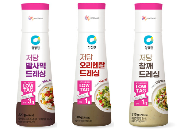 ▲대상 청정원이 자체 배팅 사이트 브랜드 ‘LOWTAG’ 엠블럼을 부착한 첫 번째 소스 제품으로 ‘배팅 사이트 드레싱 3종’을 출시했다./사진=대상