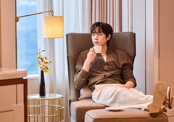 ▲롯데도박 게임앤리조트가 배우 김영대 친필사인 아이템 경품 이벤트를 진행한다./사진=롯데도박 게임앤리조트