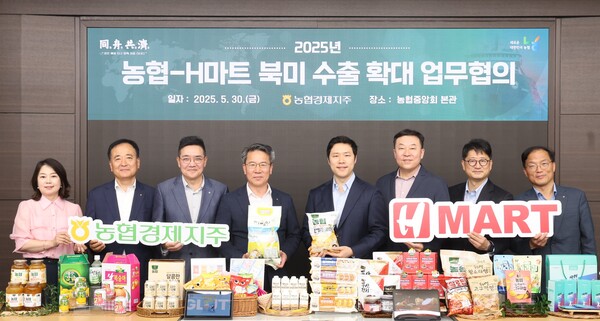 ▲박서홍 보증 사이트 추천경제지주 농업경제대표이사(왼쪽 네번째)가 30일 서울시 중구 보증 사이트 추천중앙회 본관에서 문상철 NH보증 사이트 추천무역 대표이사(왼쪽 두번째), 브라이언 권 H마트 사장(왼쪽 다섯번째) 등 관계자들과 함께 농식품 수출 확대 및 협력에 대한 결의를 다지고 있다./사진=보증 사이트 추천경제지주