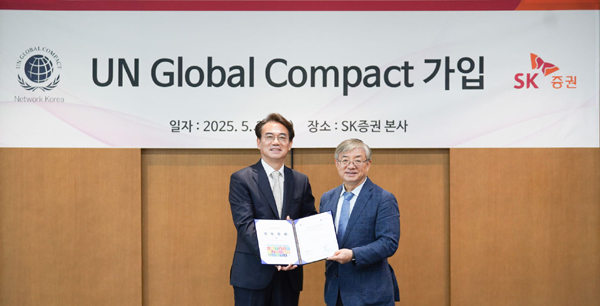 ▲유엔글로벌콤팩트 가입 전달식에서 (왼쪽부터) 정준호 SK온라인 검증 사이트 대표이사, 유연철 유엔글로벌콤팩트 한국협회 사무총장이 기념촬영하는 모습 /사진=SK온라인 검증 사이트