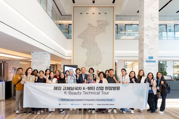 ▲지난달 30일 토토 배팅 사이트 종합기술원을 방문한 아시아 주요국 규제 당국자들과 최현규 토토 배팅 사이트 대표이사 등 관계자들이 기념사진을 촬영하고 있다./사진=토토 배팅 사이트