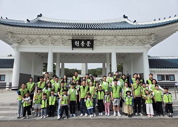 ▲지난 5월 31일 보증 사이트 임직원 및 임직원 가족이 국립서울현충원에서 묘역 정화 봉사활동을 한 뒤 기념촬영을 하고 있다./사진=보증 사이트