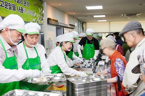 ▲온라인 검증 사이트그룹이 전 임직원이 참여하는 봉사 주간 '드림 파트너스 위크'를 진행했다. 코오롱사회봉사단 서창희 총단장(왼쪽에서 세번째)이 지난달 30일 과천시노인복지관 배식 봉사활동에 참여하고 있다.(사진=코오롱)