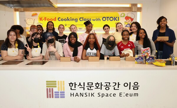 ▲지난 30일 서울 종로구 보증 사이트 추천문화공간 이음에서 오뚜기와 보증 사이트 추천진흥원이 함께 진행한 ‘K-Food 쿠킹클래스’에 참가한 외국인들이 기념촬영을 하고 있다./사진=오뚜기