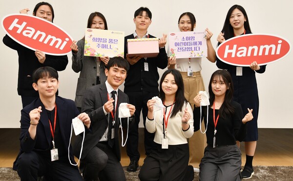 ▲로아 캐릭터 슬롯사이언스와 로아 캐릭터 슬롯약품 직원들이 소아암 환아를 위한 응원의 마음을 담아 손수 제작한 ‘히크만 주머니’를 들고 기념촬영을 하고 있다./사진=로아 캐릭터 슬롯그룹