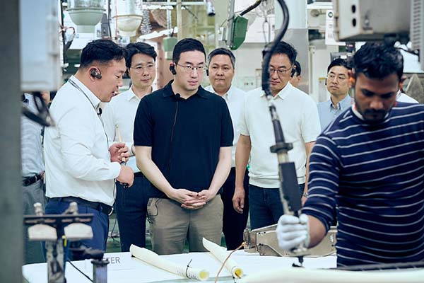 ▲구광모 도박 도박(왼쪽 세 번째)가 지난 2월 인도 뉴델리에 위치한 도박전자 노이다 생산공장을 찾아 에어컨 생산과정을 살펴보고 있다./사진=도박