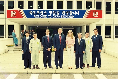▲트럼프 대통령이 부동산 기업인 시절 옥포조선소 방문 기념사진.