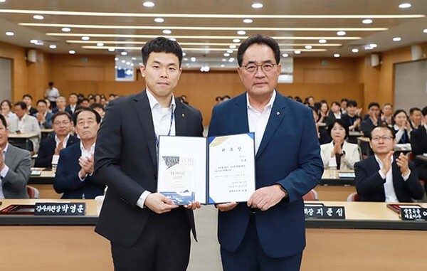 ▲2025년 청렴워크솝에서 지준섭 부회장(오른쪽)과 젊은 세대로 구성된 제5기 청렴농협인 대표 안륭검사역(왼쪽)이 위촉식 기념촬영을 하고 있다.(사진=농협중앙회)
