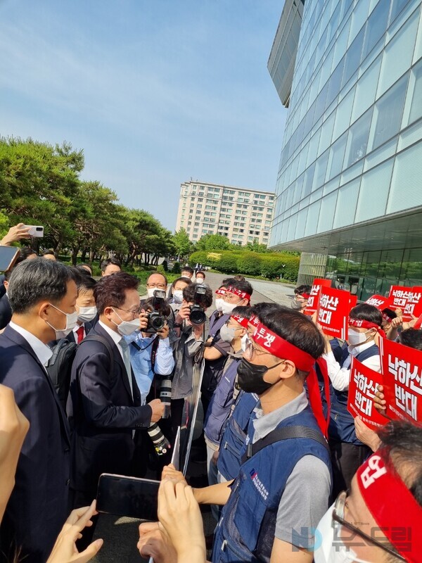 ▲지난 2022년 강석훈 전 산업슬롯 머신 확률 계산 회장의 출근길에서 당시 노동조합과 강 회장이 대치하고 있다. 사진=정우교 기자