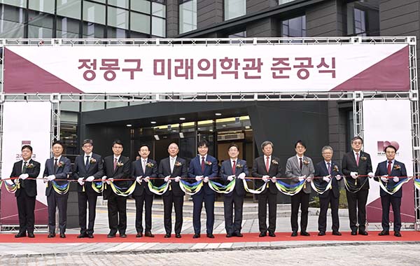▲지난 16일 서울시 성북구 고려대학교 의료원 메디사이언스파크에서 개최된 ‘배팅 사이트 미래의학관’ 준공식에서 (왼쪽 여섯 번째부터)정의선 현대차그룹 회장, 김재호 고려중앙학원 이사장, 김동원 고려대 총장, 승명호 교우회장 등 참석자들이 테이프커팅을 하고 있다./사진=현대자동차그룹