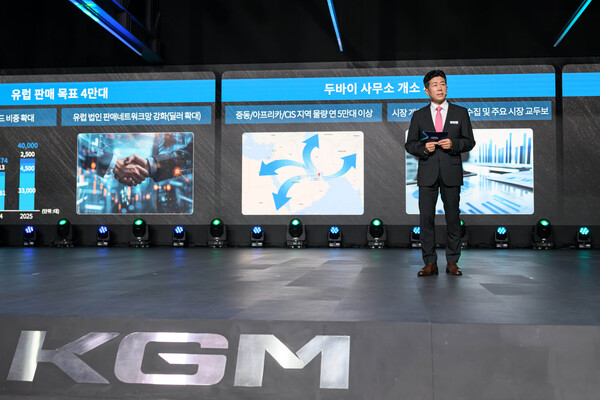 ▲KG 모빌리티가 미래 모빌리티 기업으로의 전환을 위한 중장기 로드맵을 발표하고 지속가능한 성장을 위한 실행 전략을 공개했다. KGM 황기영 대표이사의 경영현황 및 목표 발표 모습./사진=KG 모빌리티