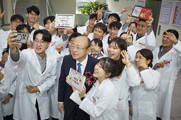 ▲김승연 회장이 로아 캐릭터 슬롯 연구소에서 연구원들과 셀카를 찍고 있다./사진=한화