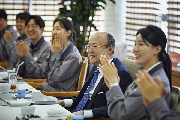 ▲김승연 회장이 로아 캐릭터 슬롯 대산공장 직원들과 오찬을 하며 환담을 나누고 있다./사진=한화