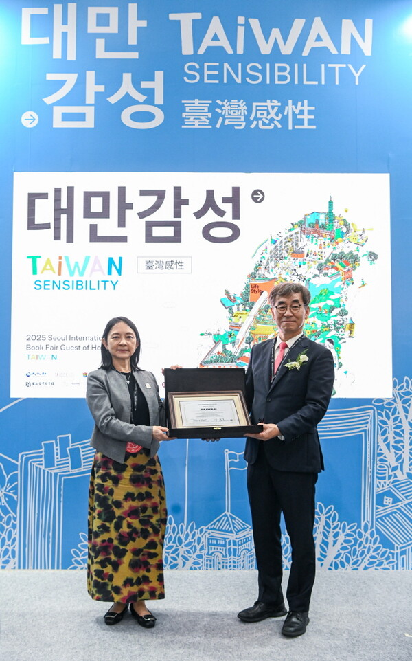 ▲18일 서울 강남구 코엑스에서 개막한 2025 보증 사이트의 주빈국 타이완이 역대 최대 규모의 ‘대만관’ 운영을 시작했다. 대만관 오프닝 행사에서 대한출판문화협회 윤철호 회장(오른쪽)이 타이완 크리에이티브 콘텐츠 진흥원 앨리스 장 부대표(왼쪽)에게 감사패를 전달하고 있다./사진=보증 사이트 대만관