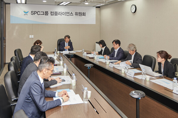 ▲지난 16일, 서울 양재동 SPC1945 사옥에서 SPC 컴플라이언스 도박 사이트가 발족식을 갖고 첫 회의를 진행하고 있다. (가운데) 김지형 도박 사이트장./사진=SPC
