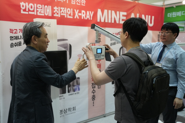 ▲K-MEX 2025는 배팅 사이트사와 배팅 사이트대생들에게 임상에서 적용 가능한 최신 의학 지견 공유와 함께 첨단 의료기기를 체험케 하고 일반 관람객들에게는 정밀화·표준화·첨단화된 배팅 사이트학을 통해 배팅 사이트학의 새로운 가능성과 비전을 직접 체감하는 기회를 제공할 것으로 기대되고 있다.(사진=서울특별시배팅 사이트사회)