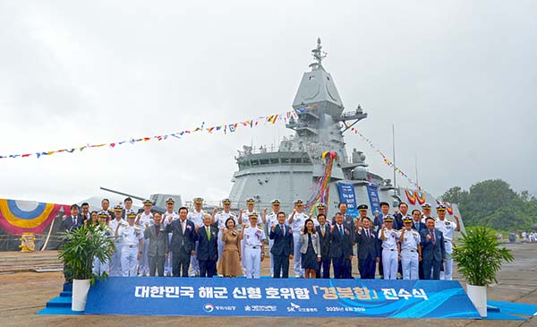 ▲20일 경남 고성군 소재 SK오션플랜트 조선소에서 ‘경북함’ 진수식이 열린 가운데 참석 내빈들이 기념촬영을 하고 있다./사진=SK오션플랜트