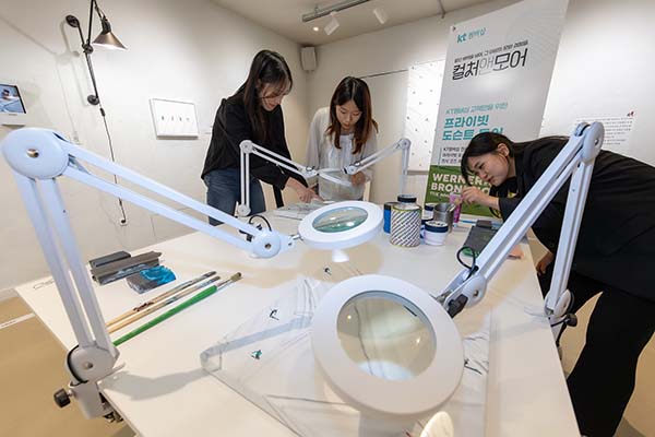 ▲온라인 검증 사이트 멤버십 고객들이 서울시 종로구에 위치한 그라운드시소 서촌에서 '워너 브롱크호스트' 프라이빗 도슨트 투어를 즐기고 있는 모습./사진=KT