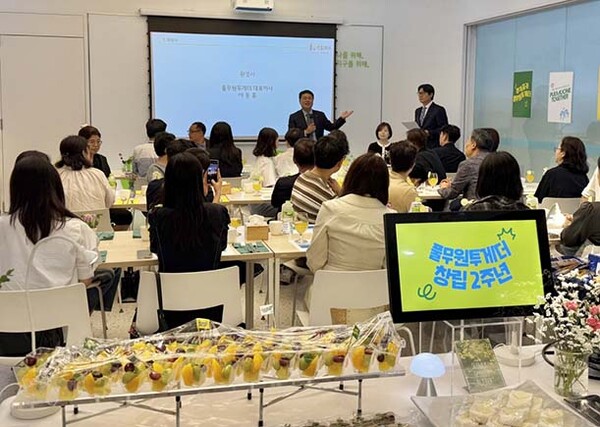 ▲지난 20일 경기도 용인시 양지면에 위치한 자회사형 장애인 표준사업장 ‘보증 사이트투게더’에서 열린 보증 사이트투게더 설립 2주년 기념 임직원 가족 초청 행사에서 보증 사이트푸드앤컬처 이동훈 대표(사진)가 보증 사이트투게더 장애인 근로자 가족들에게 감사 인사를 전하고 있다.(사진=보증 사이트)