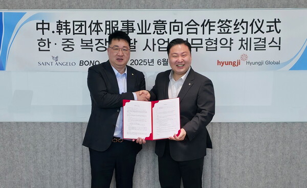 ▲형지도박 사이트이 지난 20일, 중국에서 ‘빠오시니아그룹’의 자회사 ‘보노(BONO)’와 ‘한중 복장조달’에 관한 업무협약을 체결했다. (오른쪽부터) 협약식 후 최준호 형지도박 사이트 부회장과 장양삥 보노 총경리./사진=형지도박 사이트