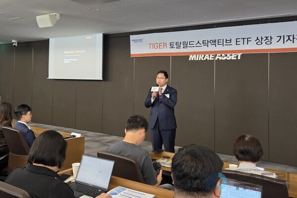 정의현 미래에셋본부장이 23일 기자간담회에서 TIGER 토탈월드스탁액티브 ETF 소개하고 있다. 사진=정우교 배팅 사이트 기자