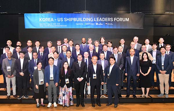 ▲24일 경기도 성남시 판교 HD슬롯무료 글로벌R&D센터에서 열린 '한·미 조선협력 전문가 포럼'에서 양국 정부 관계자 및 조선·해양 분야 전문가들이 단체 기념촬영을 하고 있다./사진=HD현대