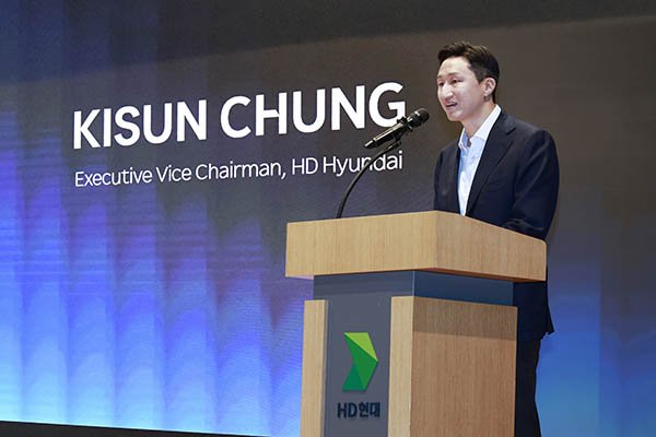 ▲정기선 HD슬롯무료 수석부회장이 24일 경기도 성남시 판교 HD슬롯무료 글로벌R&D센터에서 열린 '한·미 조선협력 전문가 포럼'에서 개회사를 하고 있다./사진=HD현대