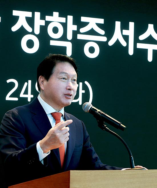 ▲한국고등교육재단 이사장을 맡고 있는 최태원 SK 도박 사이트 추천이 지난 24일 서울 종로구 SK서린빌딩에서 열린 해외유학 장학증서 수여식에서 격려인사를 하고 있다./사진=SK