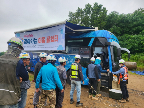▲포스코이앤씨는 폭염과 장마철을 앞두고 전국 현장에서 현장 근로자들의 안전의식 함양과 잠재적 위험 요소 예방을 위한 혹서기 대응 활동을 전개하고 경영층이 직접 참여하는 특별 안전 점검을 실시하는 등 안전 경영에 총력을 다하고 있다.(사진=포스코이앤씨)
