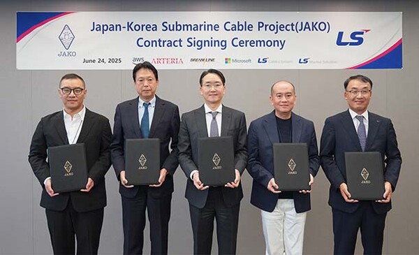 ▲24일 LS용산타워에서 진행된 ‘JAKO(Japan–Korea) 프로젝트’ 서명식 사진. 좌측부터 이한욱 AWS APAC 백본 총괄, 다츠야 아베 아르테리아 네트웍스 대표, 한윤재 도박 사이트 추천라인 대표, 스탠리 임 마이크로소프트 상무, 주완섭 LS전선 통신·산업솔루션사업본부장(전무)가 기념 촬영을 하고 있다.