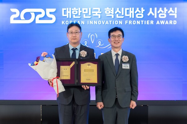 ▲2025 대한민국 도박 종류대상 시상식에서 이현희 코웨이 비렉스 개발실장(왼쪽)과 문동민 한국표준협회장(오른쪽)이 기념촬영을 하고 있다./사진=코웨이