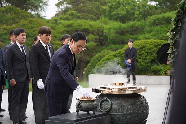 ▲이용배 도박 게임 대표이사가 25일 국립서울현충원 현충탑에서 순국선열 및 호국 영령에 분향하고 있다./사진=도박 게임