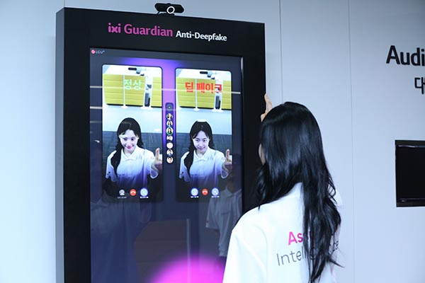 ▲LG유플러스 모델이 합성된 영상의 진위 여부를 파악할 수 있는 캐릭터 슬롯 기술인 안티딥페이크를 소개하는 모습./사진=LG유플러스