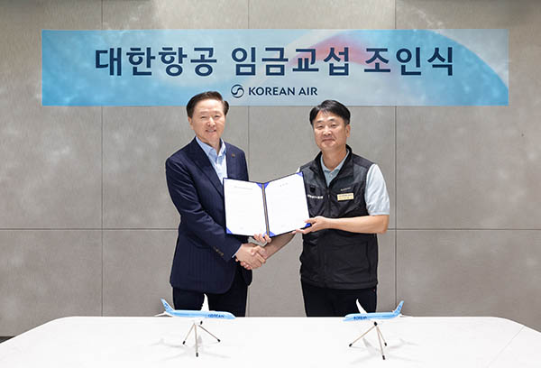 ▲우기홍 대한항공 부회장(왼쪽)과 조영남 대한항공 노동조합위원장이 ‘2025년 임금교섭 조인식’을 갖고 기념촬영을 하고 있다./사진=대한항공