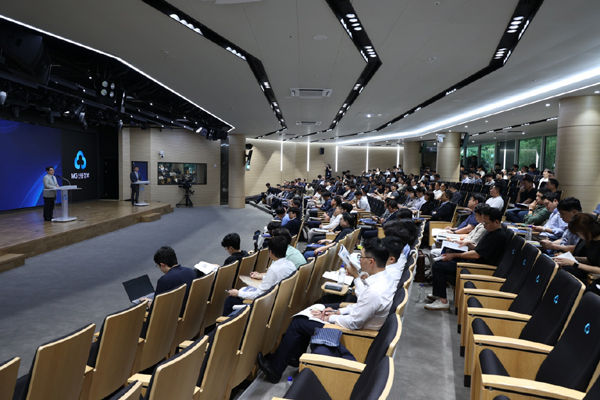 ▲‘2025 경공매 NPL 도박 사이트 추천’에 참석한 개인 및 기관투자자 250여명이 투자설명 강연을 듣고 있다./사진=새마을금고중앙회