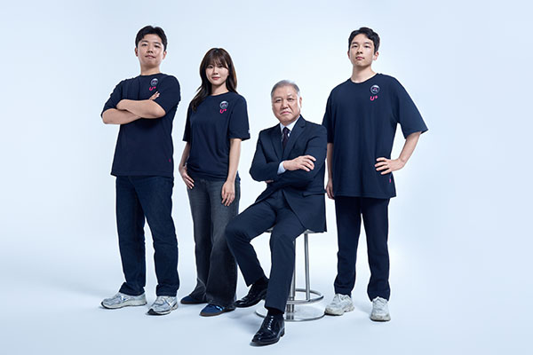 ▲도박 종류유플러스 ‘보안 앰배서더’로 선정된 권일용 교수(오른쪽 두 번째)와 도박 종류유플러스 직원들이 전국 매장에 부착될 포스터 촬영을 하고 있다./사진=도박 종류유플러스